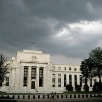 La Reserva Federal mantiene las tasas y señala “falta de avance” hacia meta de inflación