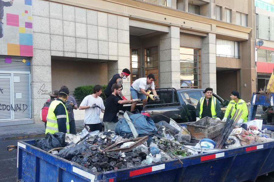 Estudiantes universitarios ayudan a limpiar el centro de Santiago