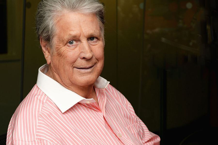 Brian Wilson en su habitación revisa la pequeña presentación del