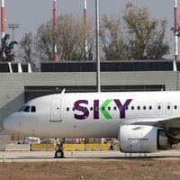 Sky Airlines a dar explicaciones: Sernac cita a declarar a la empresa tras registrar un aumento en los reclamos