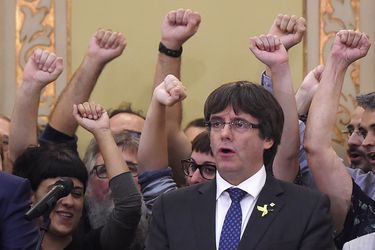Catala president Carles Puigdemont (C) sings the Catalan anthem "Els