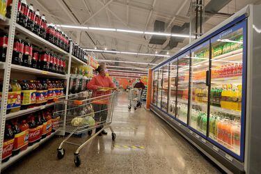 Supermercados al alza: venden más de US$5.600 millones en 2022, pese a que cadenas aún tienen 46 locales menos que en octubre de 2019
