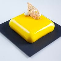 Pastel con mousse de maracuyá y gel de mango