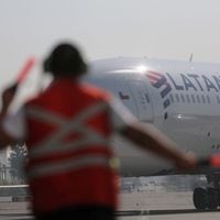 Percance en cabina es visto como posible causa de repentino descenso del Boeing 787 de Latam