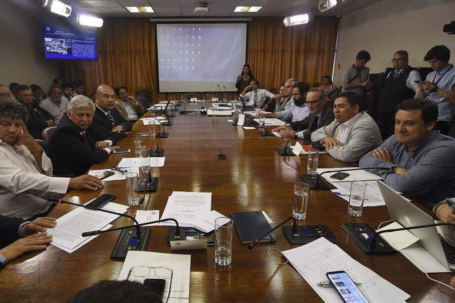 Comisión Constitución vota la ley General de Pesca