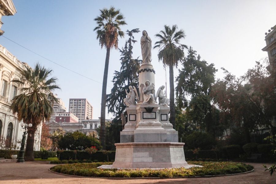 Los jardines de el ex Congreso tienen un monumento en conmemoración a los fallecidos del incendio de la iglesia de la Compañía. Foto: Luis Sevilla, La Tercera.