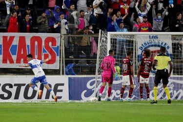 Mauricio Isla se convierte en protagonista con un autogol en su primer partido contra la UC