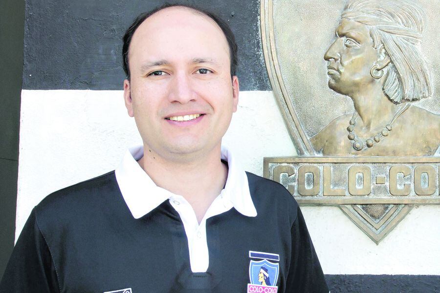 Edmundo Valladares posa junto a la insignia de Colo Colo. FOTO: Prensa CSD Colo Colo.