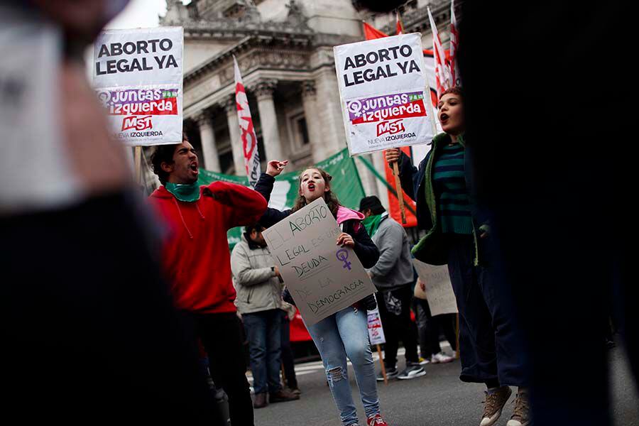 Grupos a favor y en contra de la ley del aborto aguardan a las afueras del Congreso la determinación de los legisladores