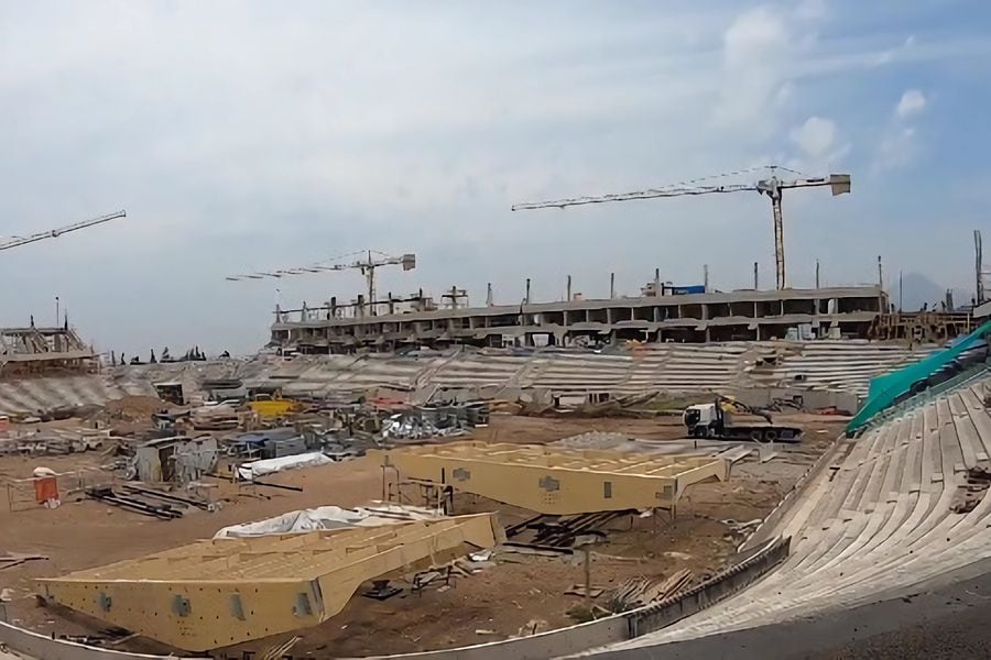 La construcción del nuevo estadio de la UC llega a la mitad de su avance.