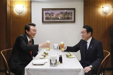 Japón y Corea del Sur rompen el hielo y prometen cooperación en primera cumbre desde 2011