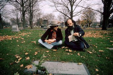 Clave cultural: Bob Dylan y Allen Ginsberg visitan la tumba de Jack Kerouac
