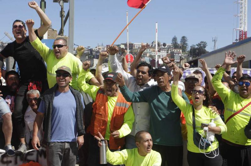 27 de Noviembre el 2018/VALPARAISO Por 11 dias se extiende el paro de los trabajadores Eventuales Portuarios de Ultraport y Opval, en el puerto de Valparaiso, lo que mantiene sin movimientos al puerto en carga y descarga de productos. FOTO: RODRIGO SÁENZ/AGENCIAUNO