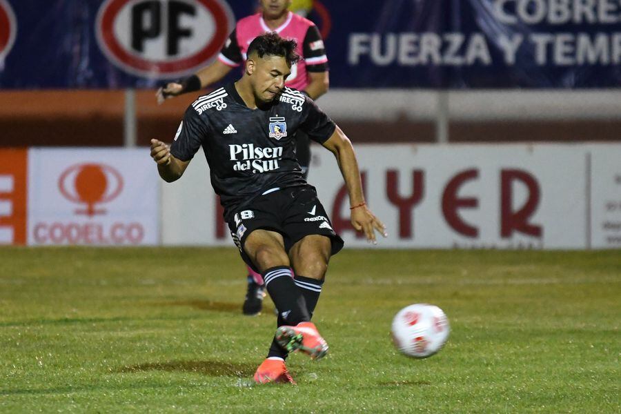 Iván Morales convierte de penal el 2-0 parcial de Colo Colo ante Cobresal en El Salvador. Gracias a su doblete, el Cacique terminaría quedándose con los tres puntos. Foto: AgenciaUno.
