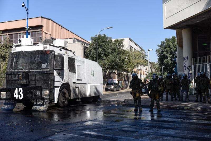 Personal de Control de Orden Público de Carabineros inició despliegue frente a manifestación estudiantil en las afueras del Liceo de Aplicación en Santiago.