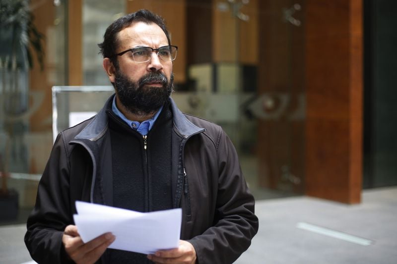 Hugo Gutiérrez entrega carta dirigida al fiscal nacional Jorge Abbott para que se investigue sobre un eventual montaje policial en la utilización de artefactos explosivos.