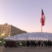 ¿Qué es esta estructura inflable gigante que se instaló frente al Palacio de La Moneda?