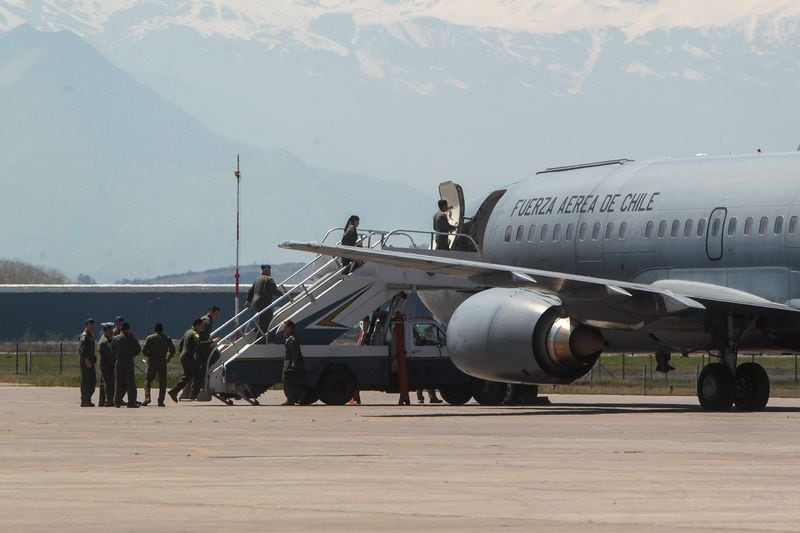 Tripulación de la Fuerza Aérea se alista para abordar. La Fuerza Aérea y el gobierno de Chile anuncian vuelo de carácter humanitario, con el fin de trasladar de vuelta a nuestro país a ciudadanos chilenos que permanecen en la zona de enfrentamiento en Israel y Palestina.