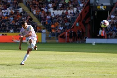 Marcelino Núñez marca un golazo de tiro libre en la derrota del Norwich ante el Hull City