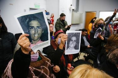 Sentencian a cadena perpetua a cuatro exmilitares que participaron en los “vuelos de la muerte” en Argentina