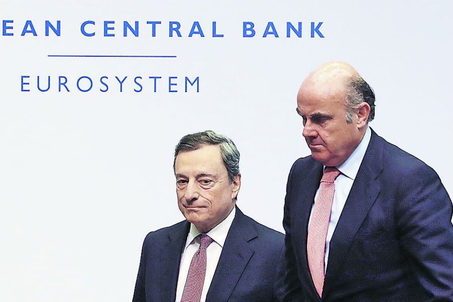 European Central Bank President Draghi and Vice-President de Guindos leave a news conference at the (46273340)