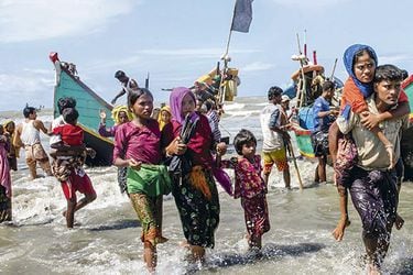 rohingya-muslims-walk-to-the-shore-after-ar-39068671