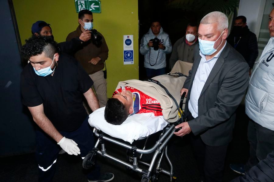 Martín parra fue trasladado en ambulancia tras sufrir un trauma acústico en el duelo entre Universidad Católica y Universidad de Chile por la Copa Chile.