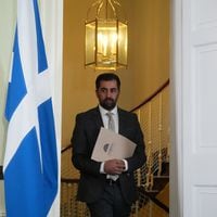 Dimite Humza Yousaf, ministro principal de Escocia, para evitar la censura del Parlamento 