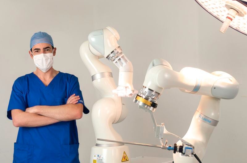 “Somos pioneros a nivel mundial”: Tecnología de médico chileno para hacer cirugías con imanes comienza a usarse en el sector público