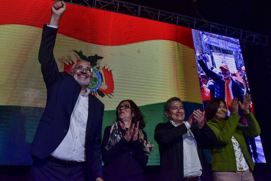 Los comicios en Bolivia abren una posible segunda vuelta entre Morales y Mesa