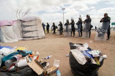 Inmigrantes indocumentados varados en la Línea de la Concordia.
