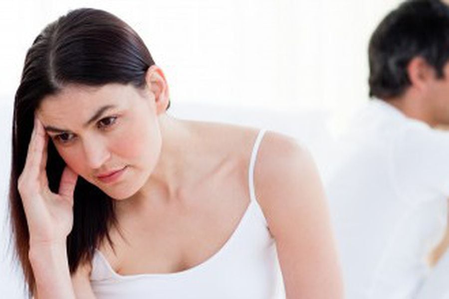 enojado-pareja-teniendo-discusion-sentado-cama_13339-70165-e1543953175175-582x220