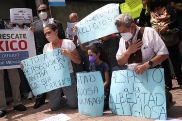 Condenan a 10 años de cárcel a sacerdotes católicos en Nicaragua por traición a la patria