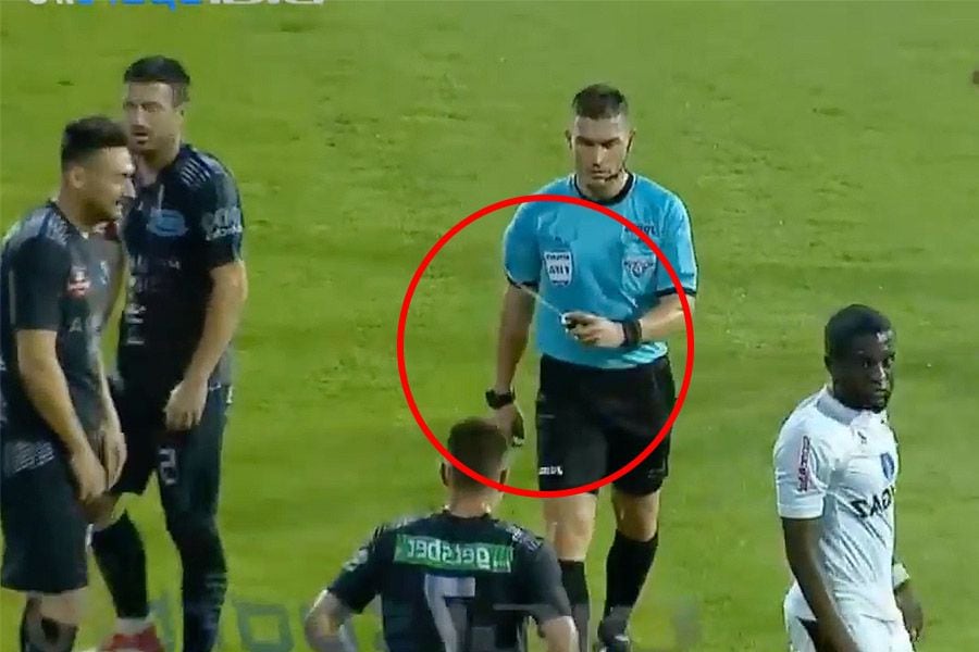 Árbitro le tira spray en la cara a un jugador en pleno partido La Tercera