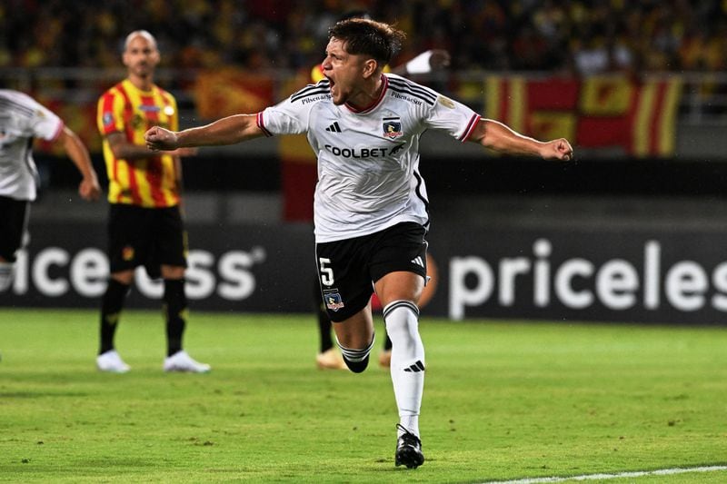 Leonardo Gil festeja después de anotarle a Deportivo Pereira