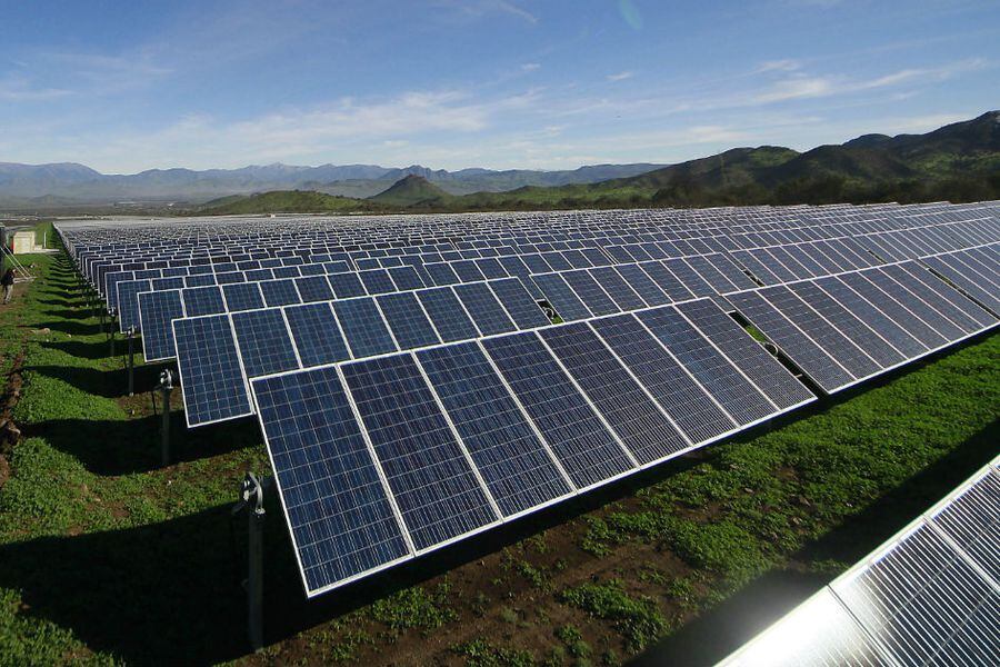 Se pueden instalar placas solares en terreno rústico