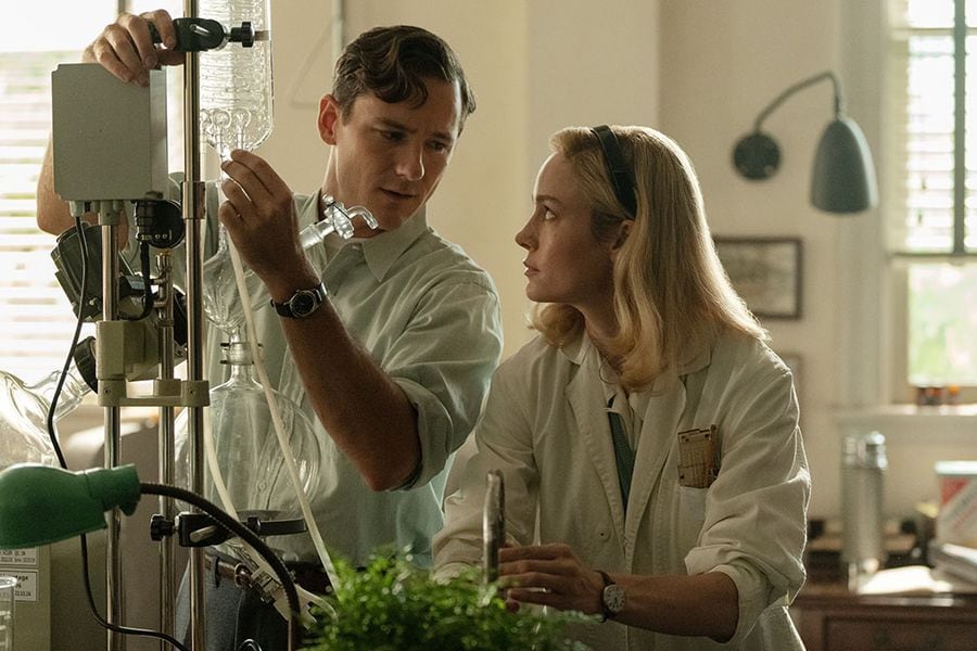 Brie Larson y Lewis Pullman en la próxima adaptación de Lecciones de química, novela de Bonnie Garmus (Apple TV)