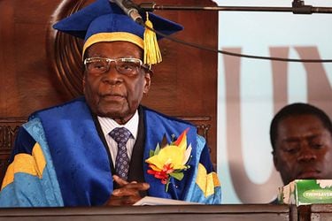 Mugabe preside un acto en su primera aparición pública tras el golpe militar