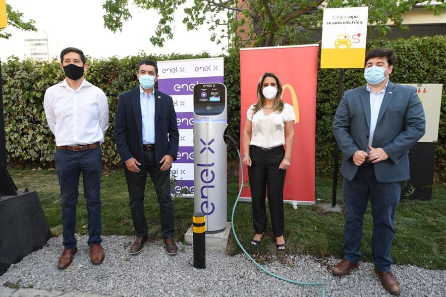 McDonald’s y Enel X acuerdan instalación de 14 electrolineras en sus locales en Chile