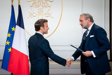El embajador José Miguel Capdevila junto al Presidente de Francia, Emmanuel Macron, en julio de 2022 cuando presentó sus cartas credenciales en París.