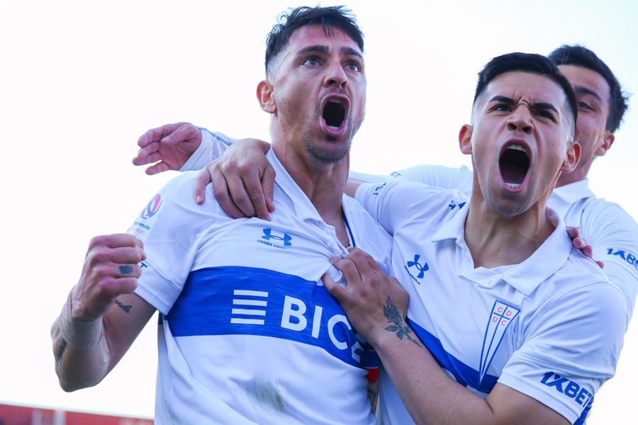 Fernando Zampedri celebrando un gol junto a Alexander Aravena.