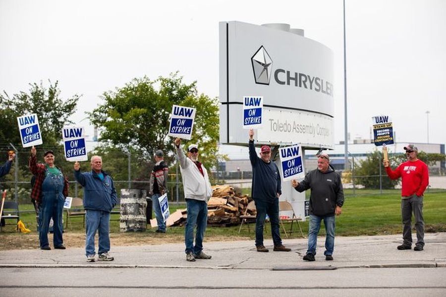 United Auto Workers members on a picket line outside a Stellantis facility in Toledo, Ohio, on Monday. PHOTO: EMILY ELCONIN/BLOOMBERG NEWS