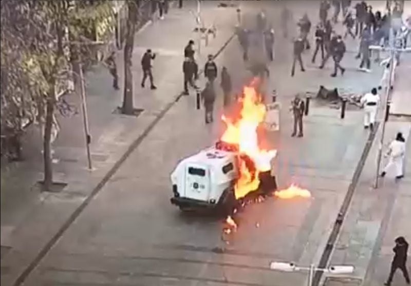 Vehículo policial fue incendiado en las afueras del Instituto Nacional.