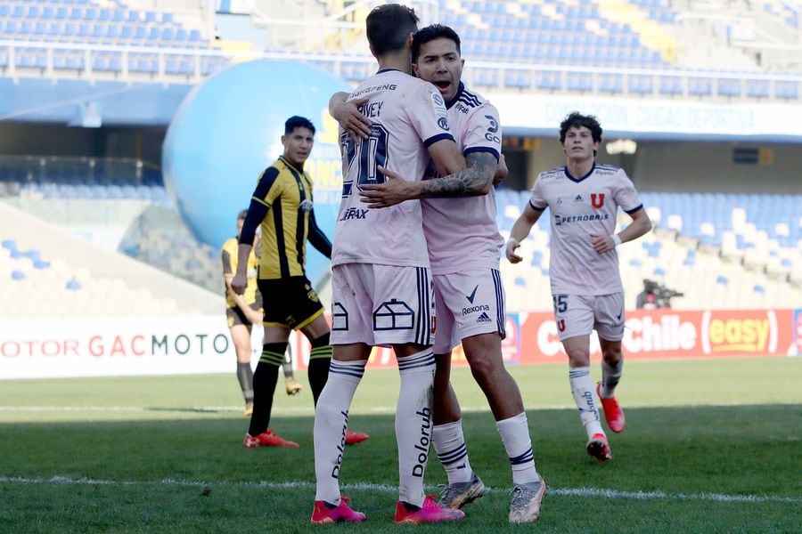Joaquín Larrivey es abrazado por Nahuel Luján tras marcar el 1-1 ante Fernández Vial. Foto: Agencia Uno.