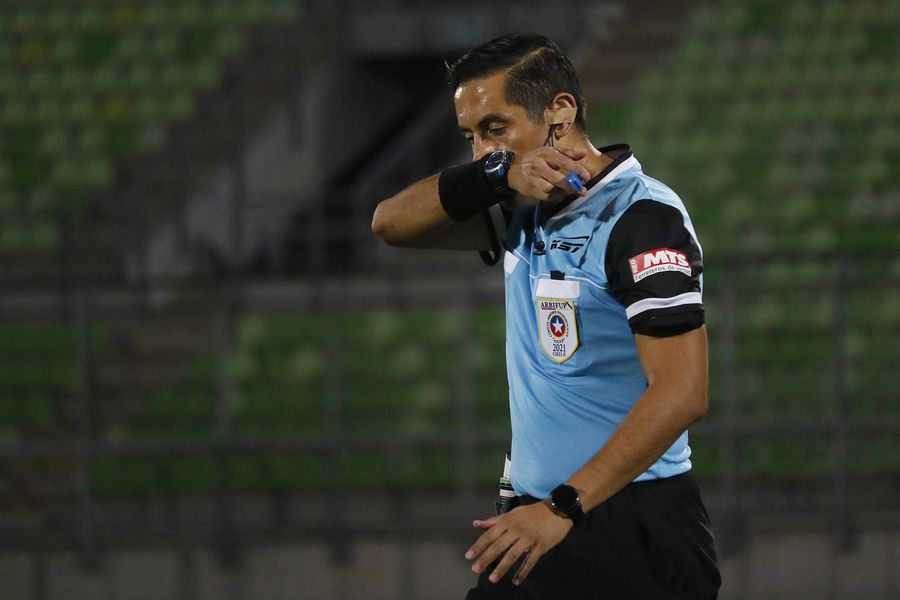 08 DE MAYO DE 2021/VALPARAISO
El arbitro Francisco Gilabert, durante el partido valido por la fecha 7 del Campeonato Nacional AFP PlanVital 2021, entre Santiago Wanderers y Deportes Melipilla, disputado en el Estadio Bicentenario Elias Figueroa Brander de Valparaiso.
FOTO: LEONARDO RUBILAR CHANDIA/AGENCIAUNO