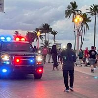 Policía investiga reporte de tiroteo en centro comercial de Palm Beach, en Florida