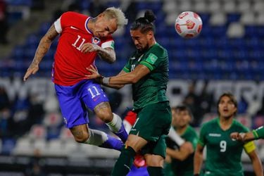 Eduardo Vargas intenta ganar un duelo aéreo en el partido entre Chile y Bolivia.