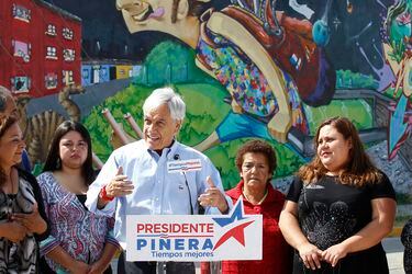 Sebastián Piñera comparte desayuno con vecinos de La Legua