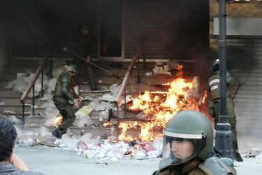 Diversos incidentes en Temuco en medio de manifestaciones: sujetos incendian desechos en acceso a Municipalidad