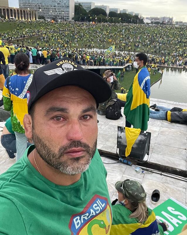 Léo Índio se saca una selfie sobre el techo del Congreso en Brasilia. Foto: Instagram
